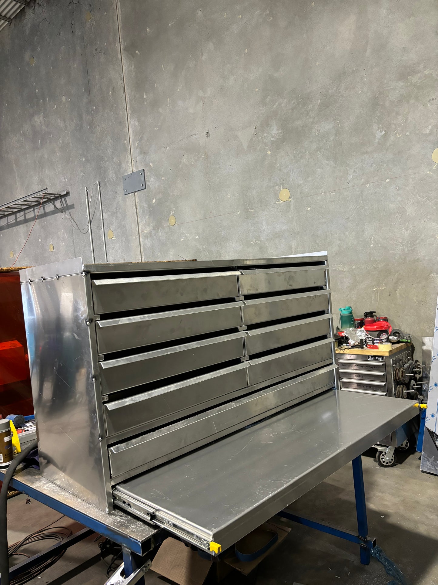 Aluminium toolbox with table