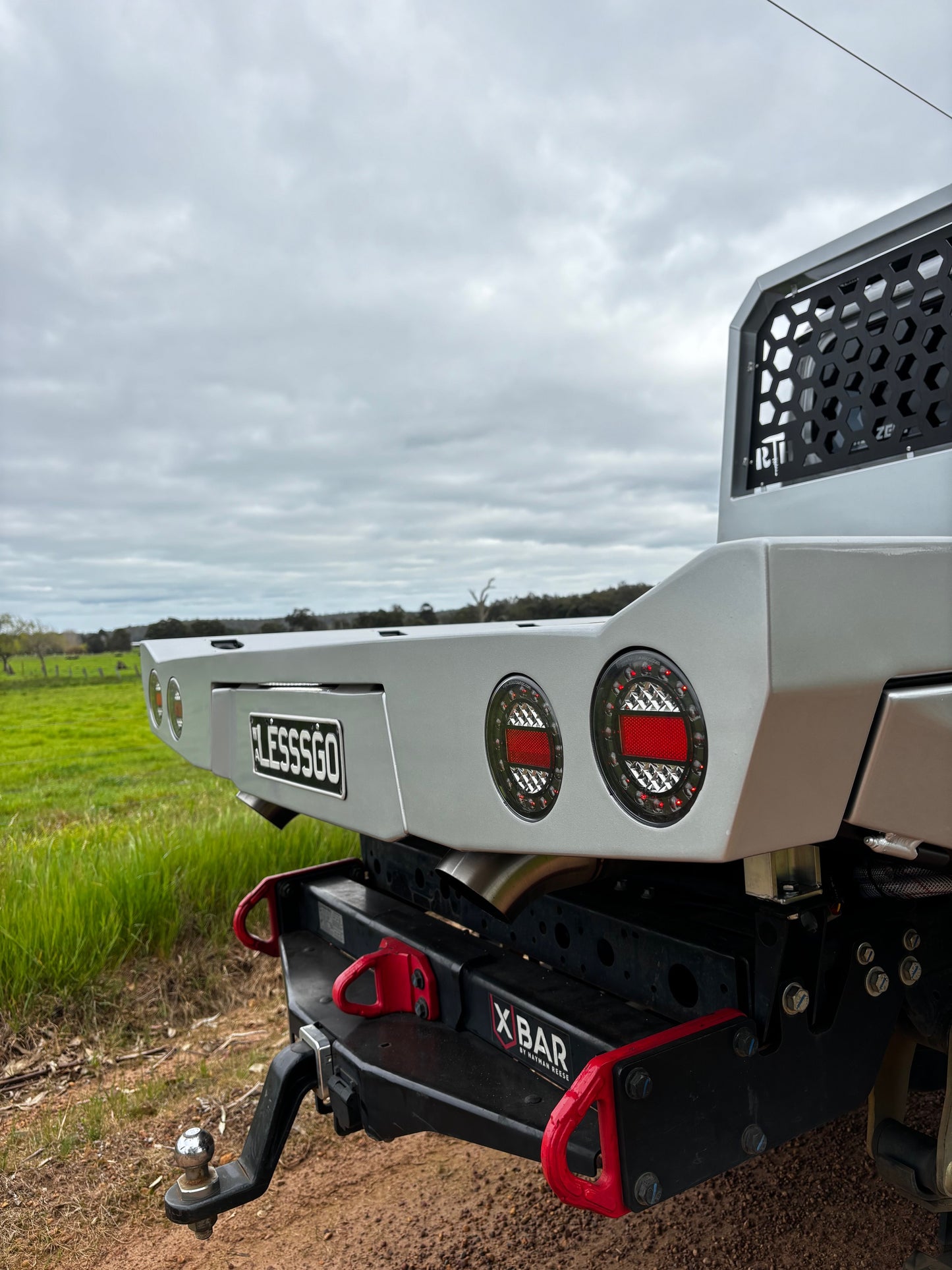 Tapered tray rear panel